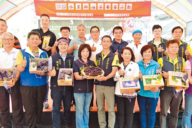 「2022南投縣葡萄節暨客家文化祭」活動16日在水里鄉車埕遊客中心前廣場熱鬧登場，現場南投縣政府及民代受邀參加。（南投縣政府提供／張妍溱南投傳真）