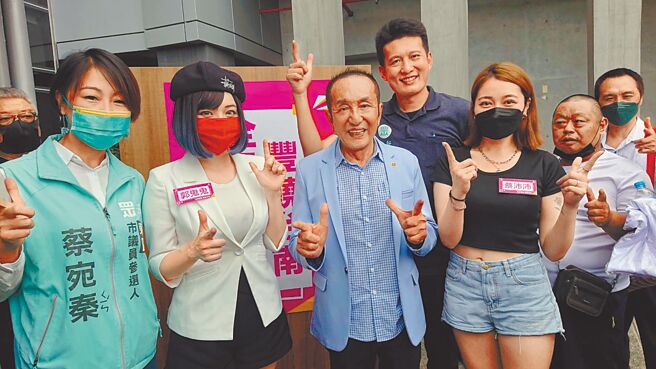 「亏鸡福来爹」林义丰（左三）宣布以无党籍参选台南市长。（程炳璋摄）