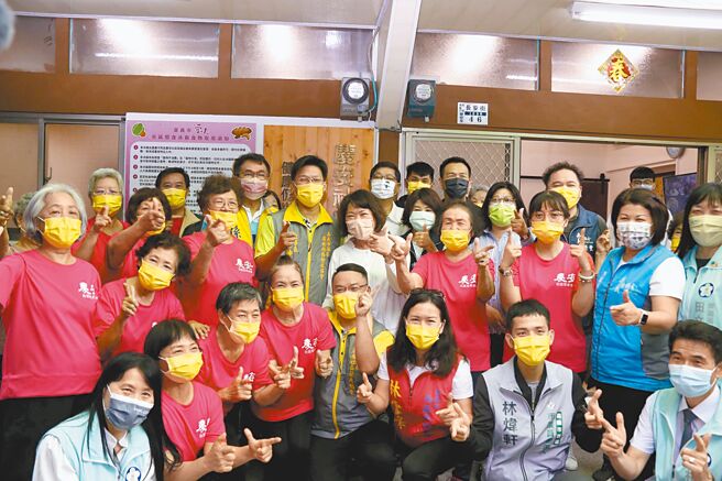 嘉義市慶安社區關懷據點暨C級巷弄長照站歡慶揭牌，市長黃敏惠（第二排中）稱讚。（廖素慧攝）