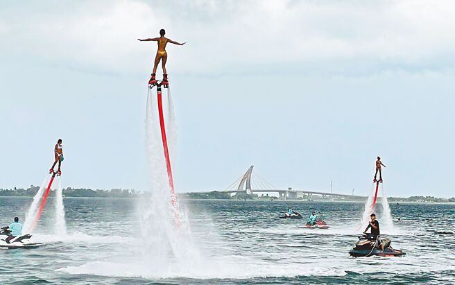 在刺激水上活动加持下，宣告大鹏湾国际休閒特区重新开放。（林和生摄）