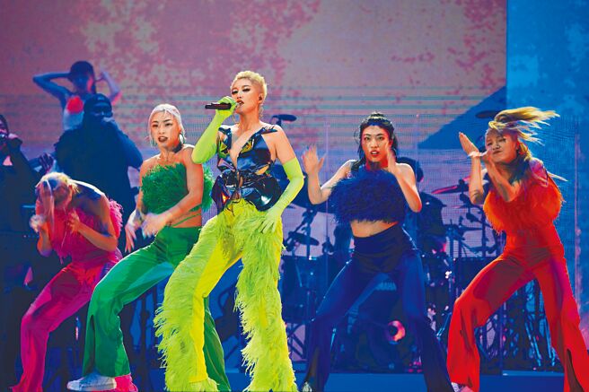 A-Lin（中）昨在小巨蛋开唱，身穿性感造型，大秀好身材。（索尼音乐提供）