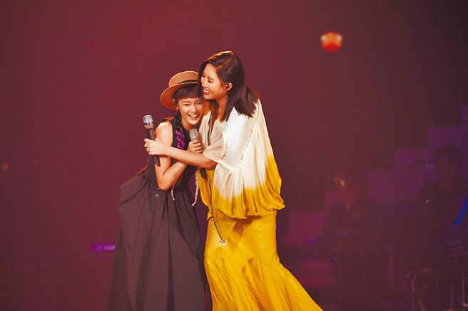 A-Lin（右）昨第5度攻蛋，邀来王净担任嘉宾对唱。（索尼音乐提供）