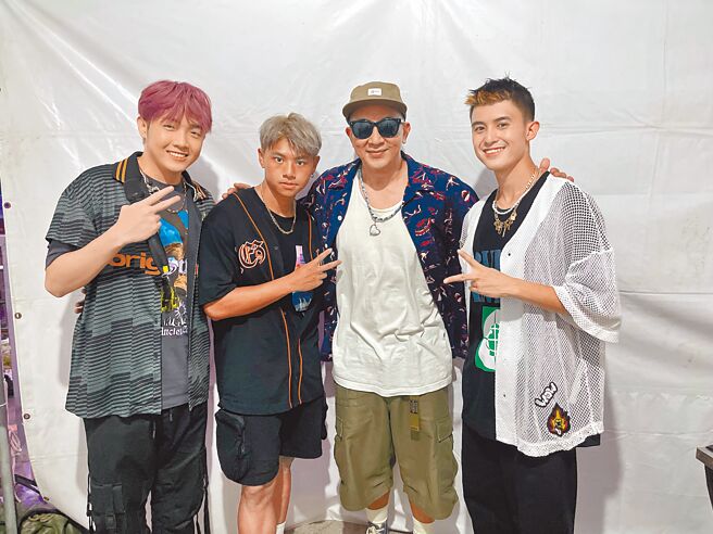 具俊曄（右二）、「B.T.O.D」昨晚在旗津海水浴場演出，吸引大批粉絲到場支持。（寬寬整合行銷提供）