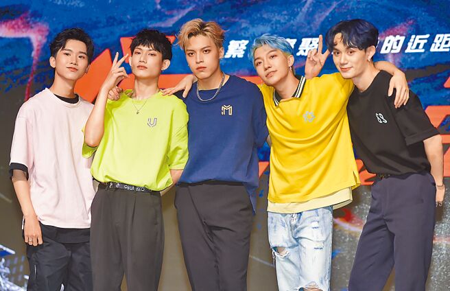 《原子少年》昨举办加场售票演唱见面会，成员黄莑茗（左起）、唐立杰、李哲言、蓝弟以及吕植宇开心受访。（郑宜熏摄）