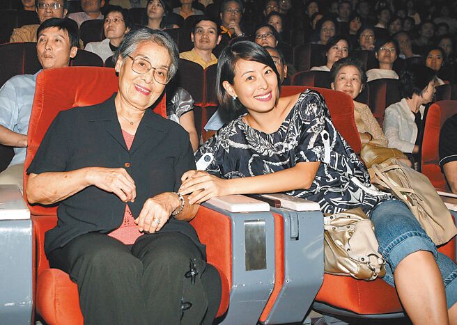 賈永婕（右）14年前曾帶著奶奶看蔡琴演唱會。（資料照片）