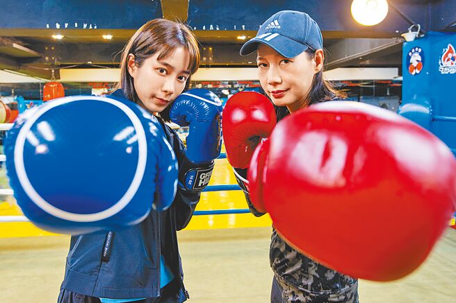 温貞菱（左）、丁寧主演《倒數回擊》聚焦台灣電影罕見的女子拳擊題材。（七十六號原子提供）
