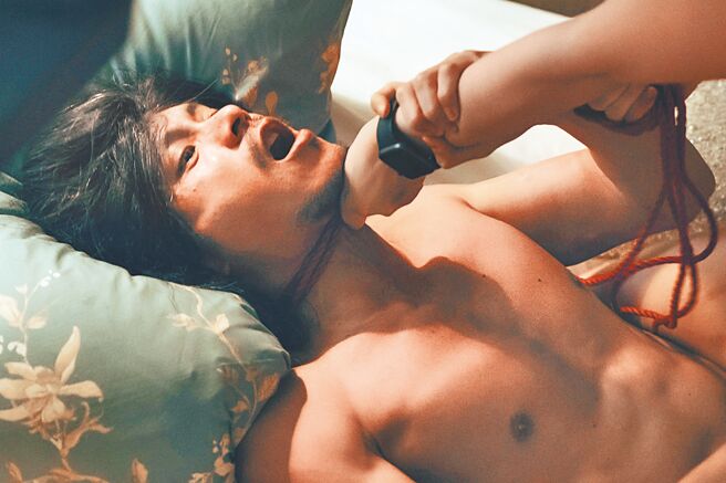 姚淳耀在《我願意》影集中有多場粗暴床戲。（絡思本娛樂製作提供）