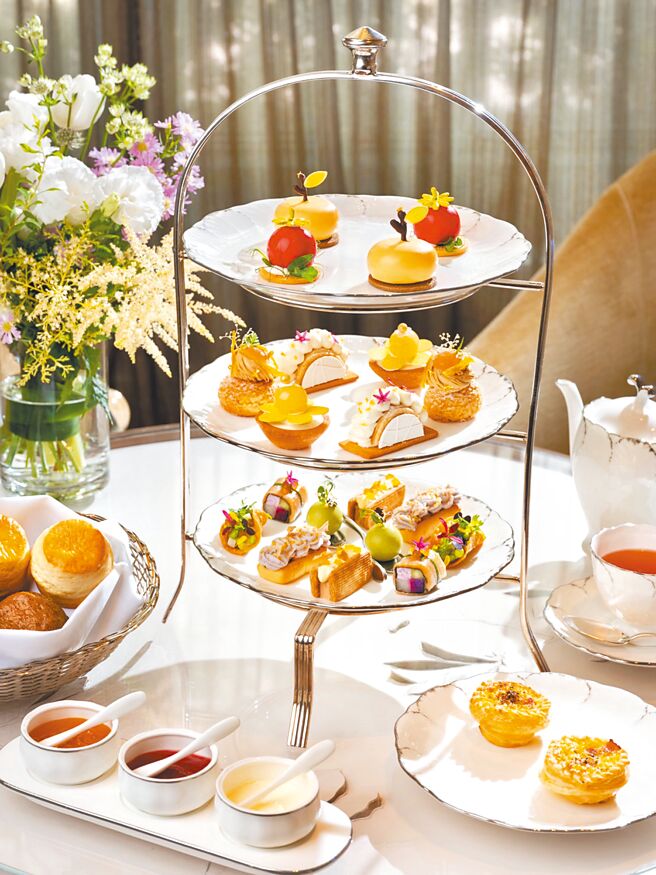 行政西点主厨赵崇曦以夏季水果为主题，打造「盛夏果漾」下午茶飨宴。（台北文华东方酒店提供）