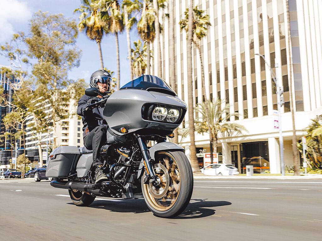 Harley-Davidson全新2022年式新車報到，並展開全台巡迴展示，圖為Grand American Touring家族Road Glide ST，售價183.9萬元起。（太古鼎翰提供）
