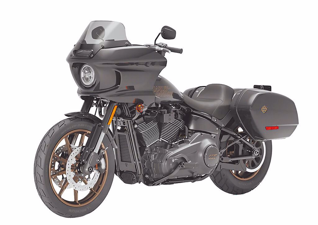 Harley-Davidson Softail家族Low Rider ST（Vivid Black車色）擁有個性十足的全車黑化風格，售價142.9萬元。（太古鼎翰提供）