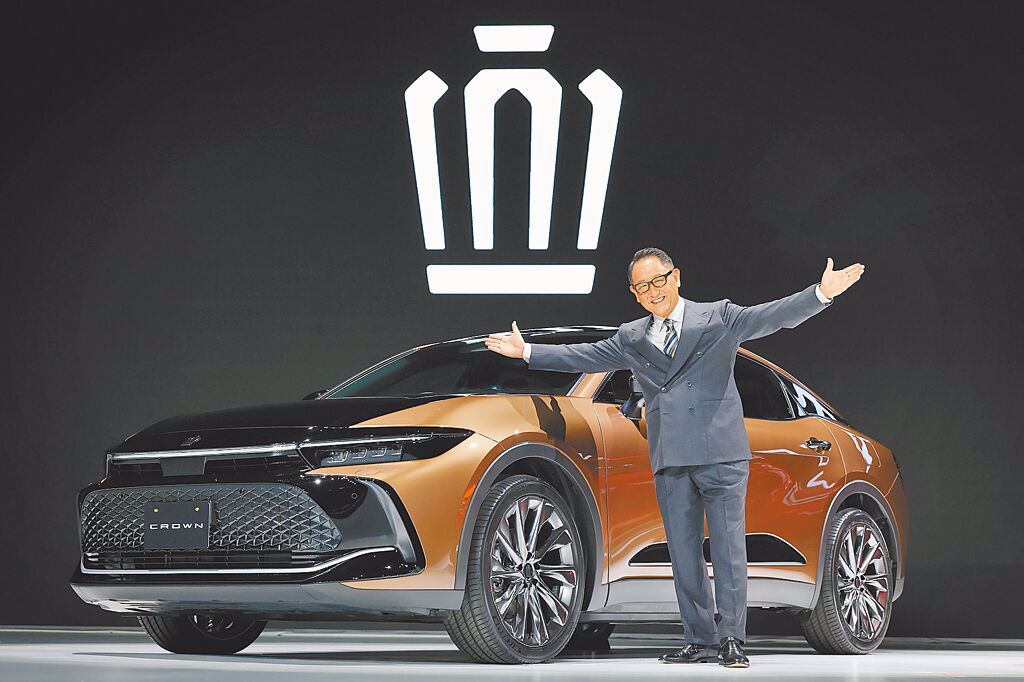 TOYOTA社長豐田章男親自發表第十六代Crown系列，圖為Crown Crossover，亦為和泰汽車即將引進的車型。（TOYOTA提供）