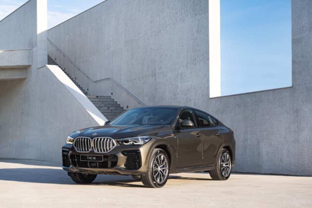 全新BMW X6鉑金版提供X6 xDrive40i鉑金版與X6 xDrive40i M Sport鉑金版兩款選擇，售價分別為373、398萬元。（汎德提供）