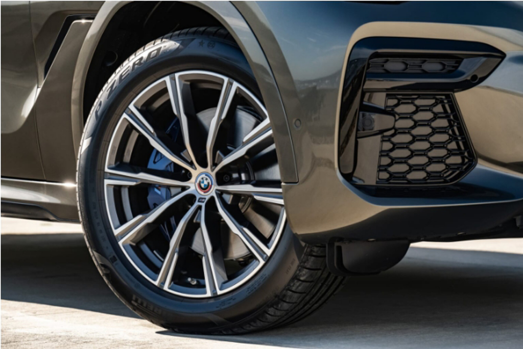 BMW X6 xDrive40i M Sport鉑金版標配M專屬20吋輪圈。（汎德提供）