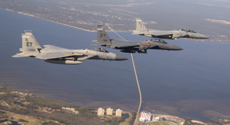 老兵不凋 美軍基地大規模慶祝F-15首飛50年  