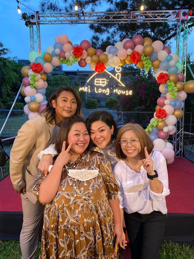 杜诗梅与老公和锺欣凌和前经纪人好友合影。（摘自脸书）