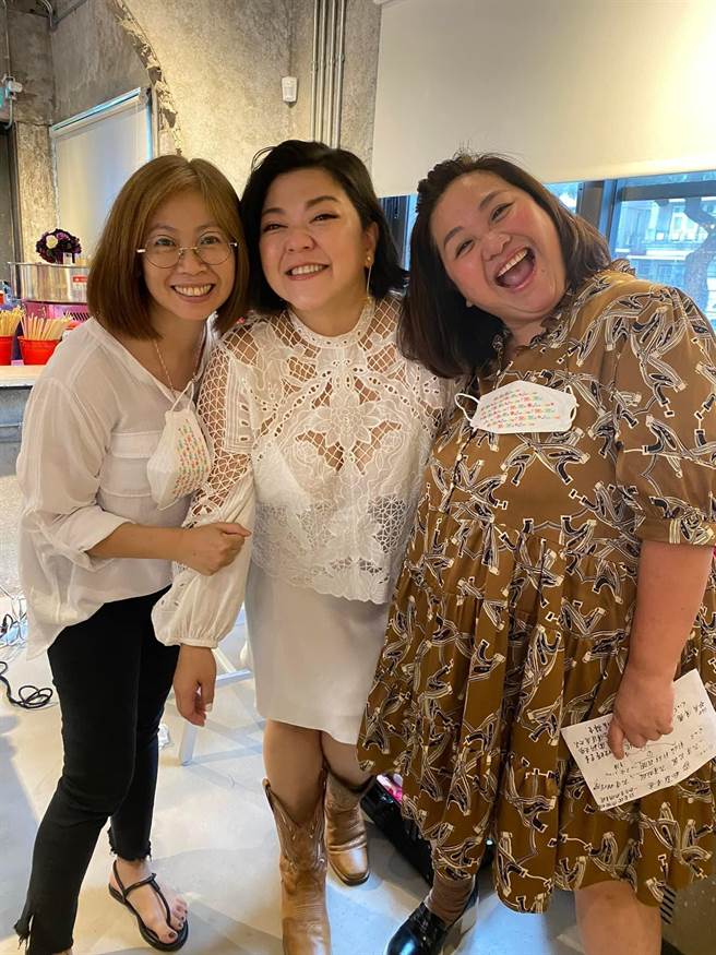 杜诗梅和锺欣凌、前经纪人好友合影。（摘自脸书）