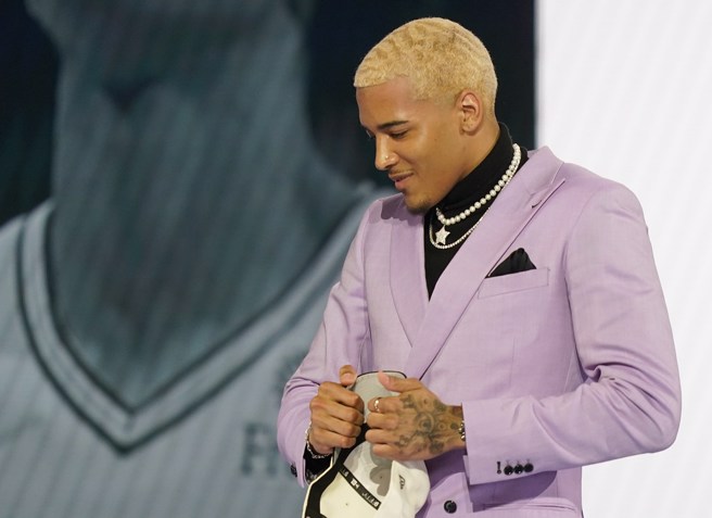 索汉在今年NBA选秀会的造型就很抢眼。(美联社资料照)