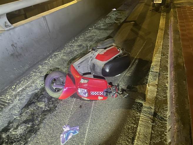 新北市新店区秀朗桥今日凌晨0时许有骑士擦撞分隔岛。（警方提供／李奇叡新北传真）