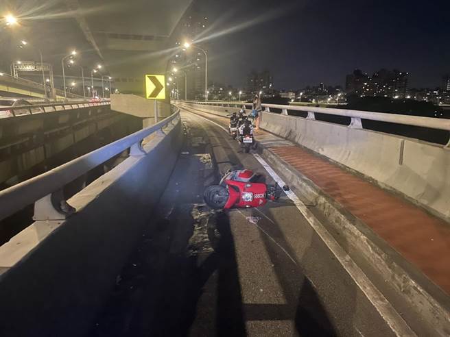 40岁的蔺姓女子因不明原因车辆偏移，直接撞上分隔岛。（警方提供／李奇叡新北传真）