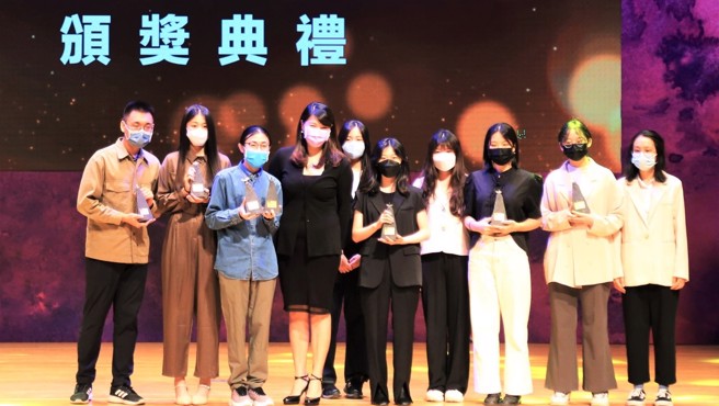 Signify行销总监陈菀儒(左4)与得奖团队合影留念。（图／时报奖执委会提供）