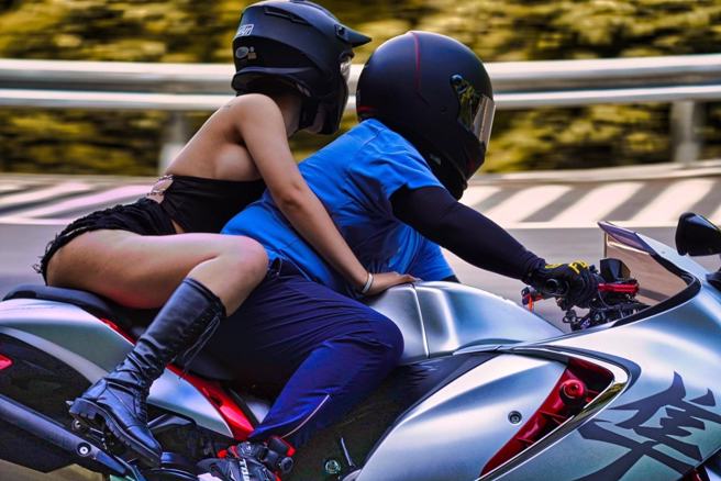 北宜見「最美風景」，辣妹大秀好身材，全網大暴動。（圖／《重機車友 ❘ 各區路況、天氣回報中心》）