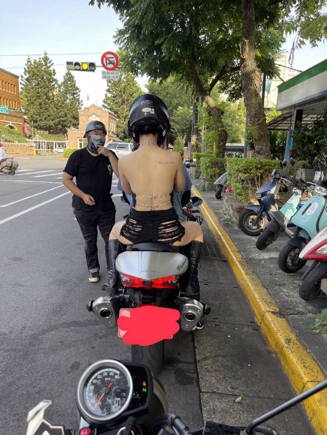 北宜見「最美風景」，辣妹大秀好身材，全網大暴動。（圖／《重機車友 ❘ 各區路況、天氣回報中心》）