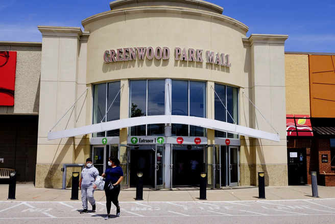 美国印第安纳州绿林公园商场17日晚间遭一名枪手持长枪扫射美食街，酿成3人死亡、2人受伤，不过枪手随即被现场刚好有携带武器的目击者开枪击毙。图为发生枪击事件的绿林公园商场。（资料照／美联社）