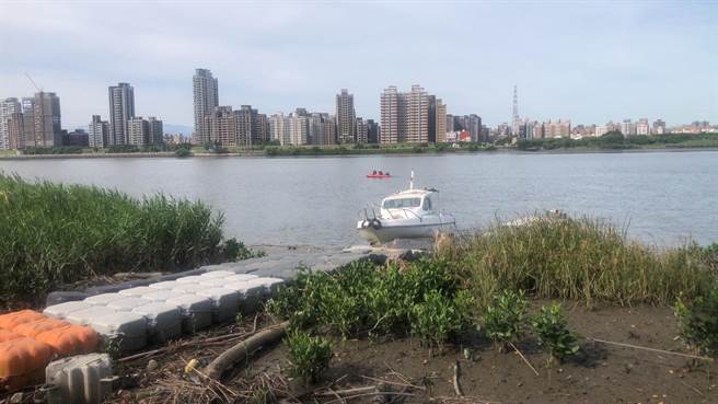 警方在重阳桥附近发现一名女性浮尸。（翻摄画面）