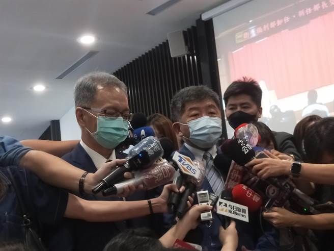 卫生福利部今举办部长交接典礼，陈时中（右）正式卸下部长职务投入台北市长选举，由原政务次长薛瑞元（左）接棒。（王家瑜摄）