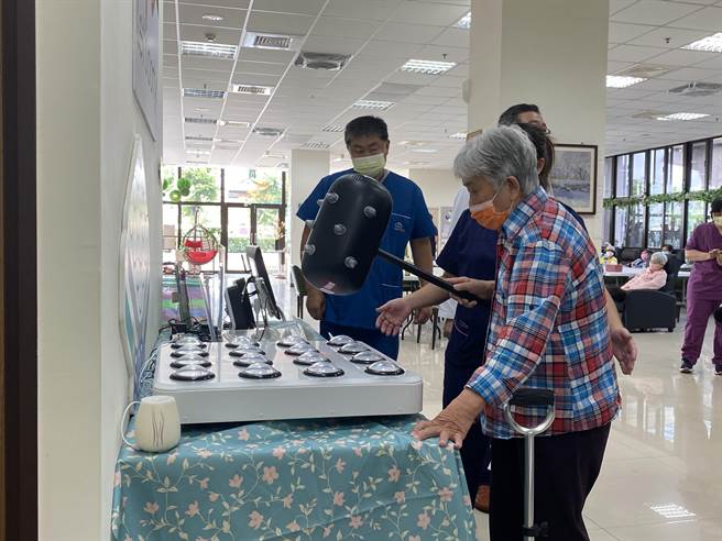 好忆综合长照机构引进国产wistron、乐龄智照LTPA失智症辅具，从玩游戏中提高长辈活动兴趣，藉AIOT远端技术进行精准筛检与统计分析。（读者提供／冯惠宜台中传真）