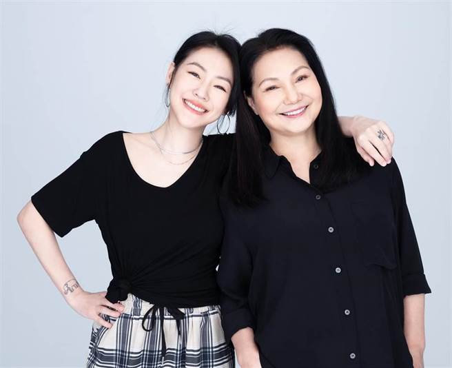 小S（左）和S妈在podcast节目探讨小孩教育问题。（金星文创提供）