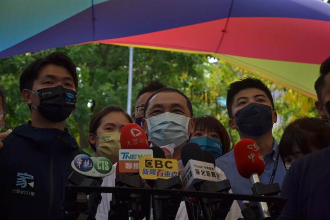 民进党新北市长参选人林佳龙团队陆续就位，外界好奇，新北市长侯友宜是否已准备好团队应战，他今受访回应，现阶段还是市长，将跟市民一起拚，把市政工作做好。（蔡雯如摄）