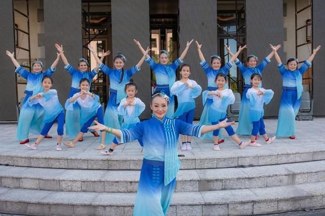 定目剧表演融合花莲客家人胼手胝足刻苦耐劳、敬天惜福的传承精神。　图：花莲县政府客家事务处／提供