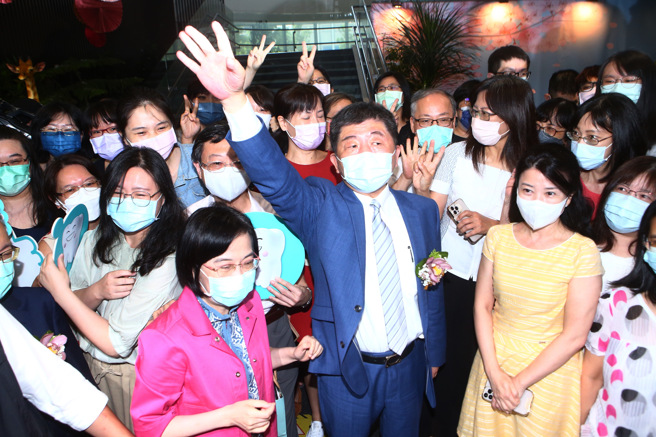 卫生福利部于18日举行部长交接典礼，卸任部长陈时中典礼开始致词时开口第一句及最后一句话都说「请大家惠赐一票！」他说，自己有新的任务，势必「使命必达。」然后在卫福部的同仁簇拥下，离开卫福部。（邓博仁摄）