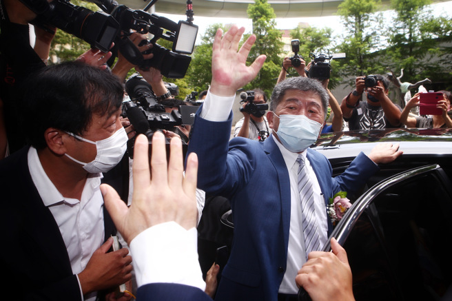 卫生福利部于18日举行部长交接典礼，卸任部长陈时中典礼开始致词时开口第一句及最后一句话都说「请大家惠赐一票！」他说，自己有新的任务，势必「使命必达。」然后在卫福部的同仁簇拥下，离开卫福部。（邓博仁摄）