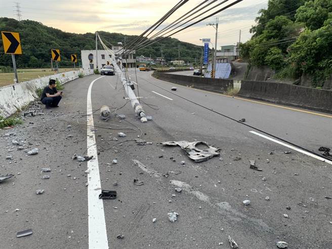 电线杆被撞断倒在路中。（翻摄照片／李京升苗栗传真）