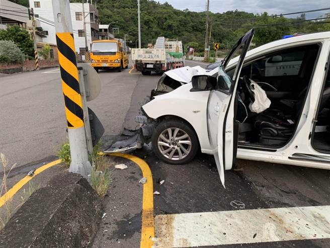 男子车辆的车头全毁。（翻摄照片／李京升苗栗传真）