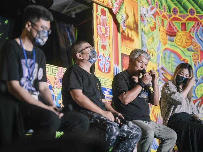 资深操偶师丁振清分享过去受到黄文择恩泽的故事。（霹雳国际多媒体提供）