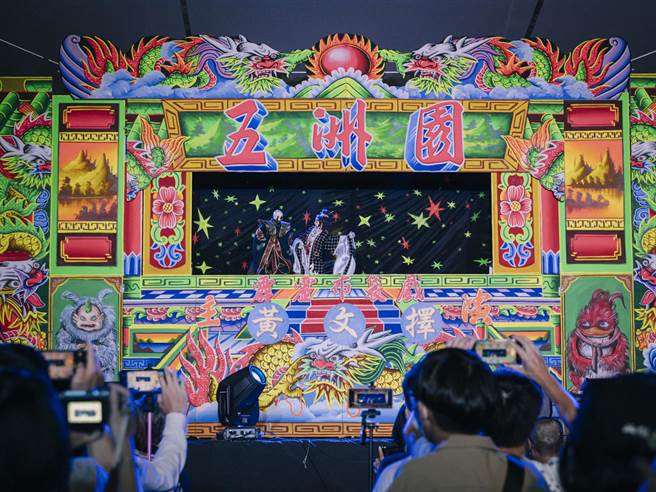 经典的五洲园野台戏台再现。（霹雳国际多媒体提供）