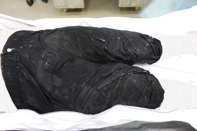 苗栗县竹南镇崎顶海水浴场南侧岸边14日发现一具无名女尸，因身上无证件也无刺青、胎记，警方18日公布死者穿着黑色七分裤等穿着特徵，盼协寻家属出面比对身分。（图/ 中央社）