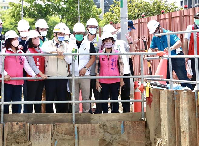 台南市长黄伟哲等人视察东区文忠公园新建的地下调节池工程。（洪荣志摄）