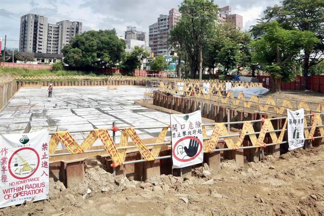 东区文忠公园新建的地下调节池为台南公部门首例大型地下调节池，目前施作进度已达37.35％，超前约20％，预定明年3月中旬完工。（洪荣志摄）