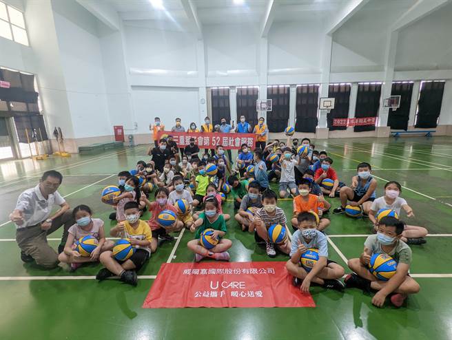 新北市议员王威元近日在新北市三重区的光兴国小举办第三届篮球夏令营，本届由于报名人数暴增还分为两期举行。(黄敬文摄)