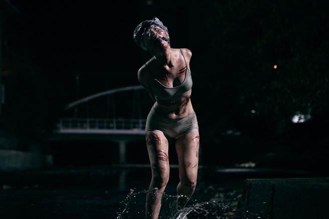 片中阿Sa有场戏化全身伤的特效妆，仅穿内衣裤死里逃生。（华映提供）