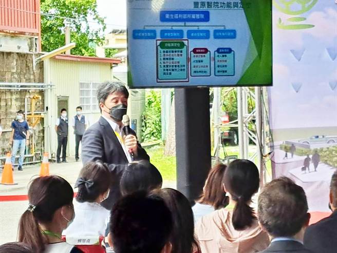 王必胜今天走马上任疫情中心指挥官， 一时口误把蔡总统叫「赖总统」。（陈世宗摄）