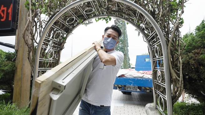 谢承均亲自搬桌椅。（中友家具提供）