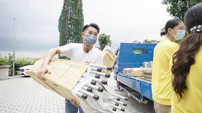 谢承均亲自搬桌椅。（中友家具提供）