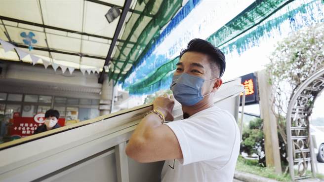 谢承均亲自搬桌椅。（中友家具提供）