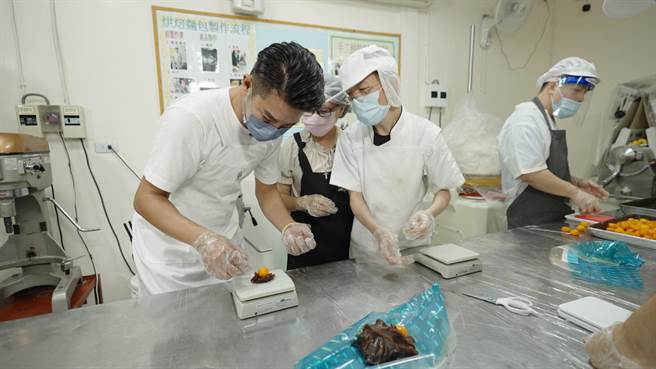 谢承均向慢飞天使学做月饼。（中友家具提供）