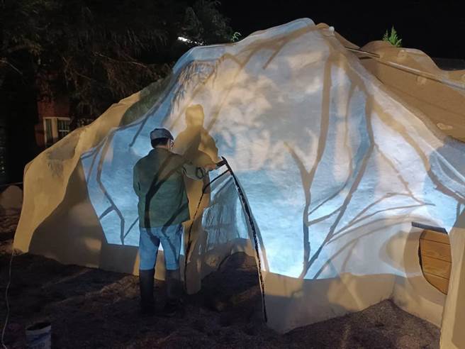 梨山中小学打造独一无二的山林戏场，夜晚在灯光的印衬下呈现独特风格。（洪永明提供／陈淑娥台中传真）